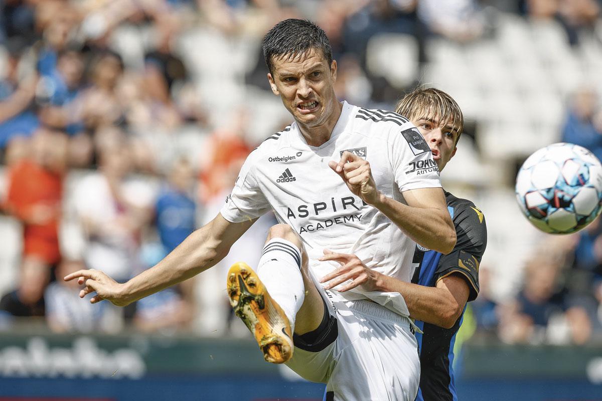 Stef Peeters, ici au duel avec le Brugeois Charles De Ketelaere, est le maître à jouer d'Eupen.