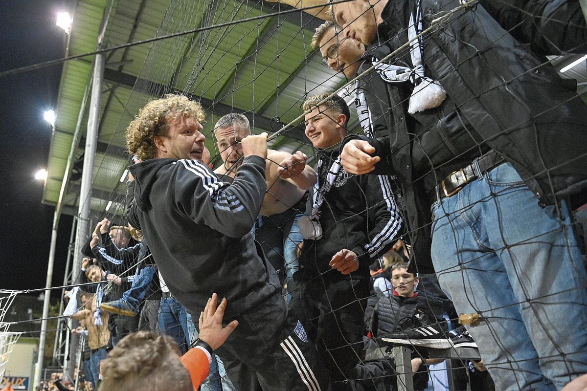 Avec ses sweats à capuche et son côté proche des supporters, Stefan Krämer a parfois des allures de coach de provinciale.