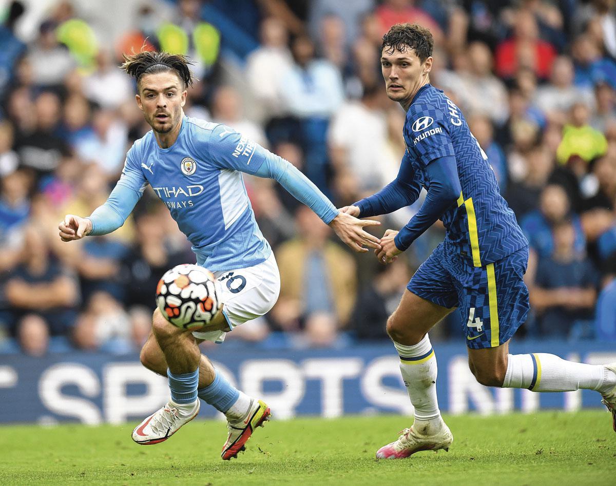 Jack Grealish avec ses traditionnelles chaussettes baissées, ici au duel avec Andreas Christensen de Chelsea.