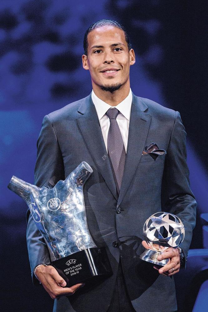 Virgil van Dijk et ses trophées de Meilleur Défenseur et Meilleur Joueur de la dernière édition de la Champions League.