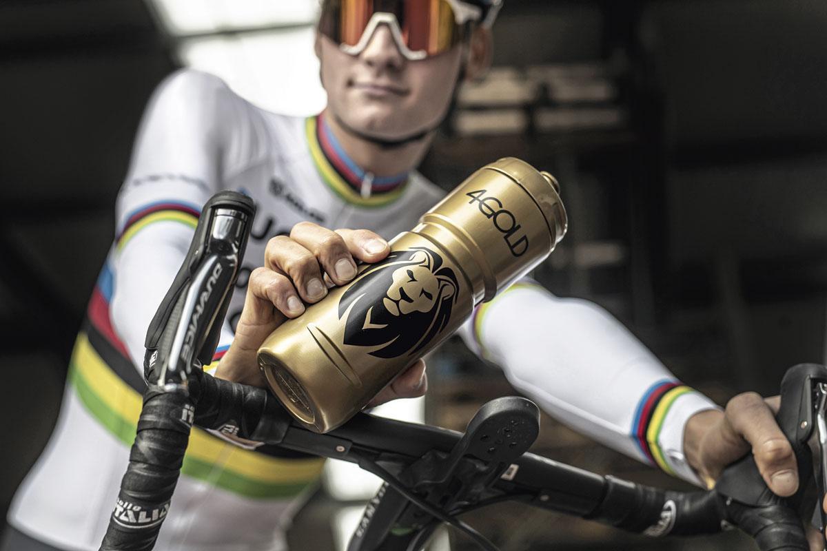 Mathieu Van der Poel avec un bidon doré de sa marque de compléments alimentaires 4GOLD.  Il a lancé le projet avec deux amis en 2017.