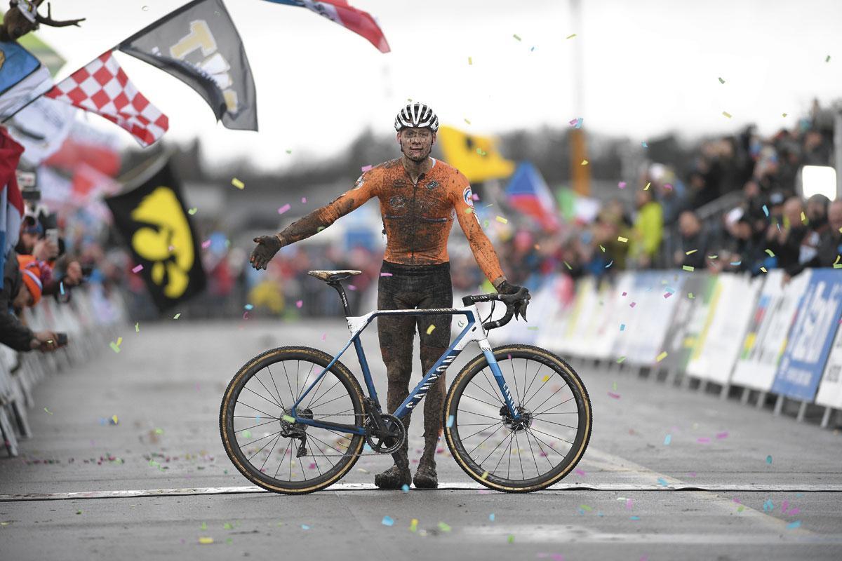 Mathieu van der Poel avec son tout nouveau vélo Canyon, lors des derniers Mondiaux de cyclocross, à Dübendorf.