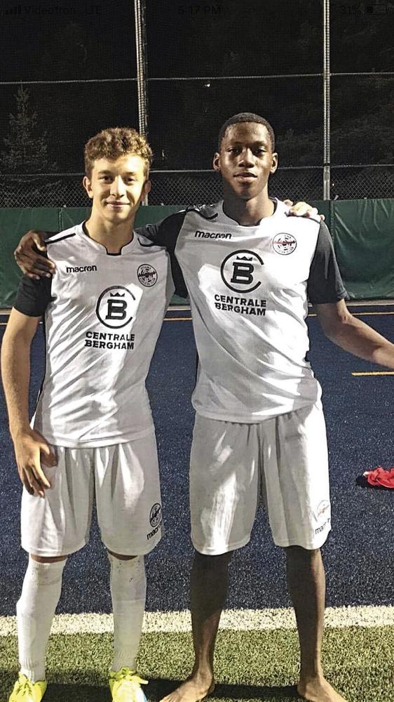 Sami Ben Moussa et Jonathan David prennent la pose.