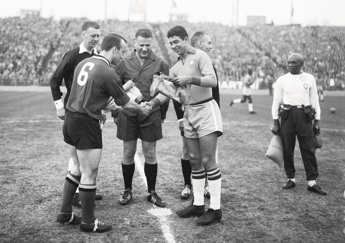Le toss, au Heysel, entre le capitaine des Belges, Martin Lippens, et son homologue brésilien. Ce jour-là, les Diables, qui infligent une raclée (5-1) à la Seleção, font tout particulièrement honneur à leur surnom de 