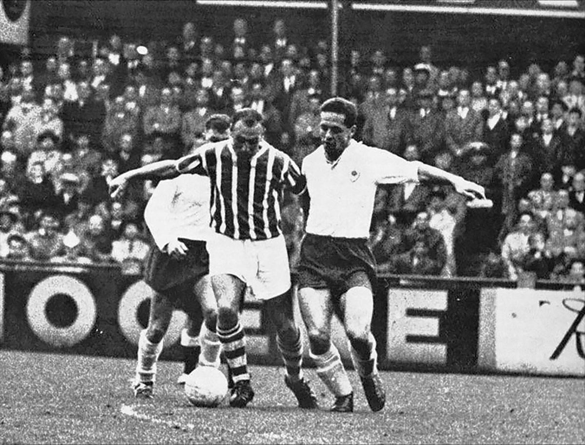 Duel entre Vic Mees (Antwerp, à gauche) et Rik Coppens (Beerschot, à droite): deux légendes du football anversois.