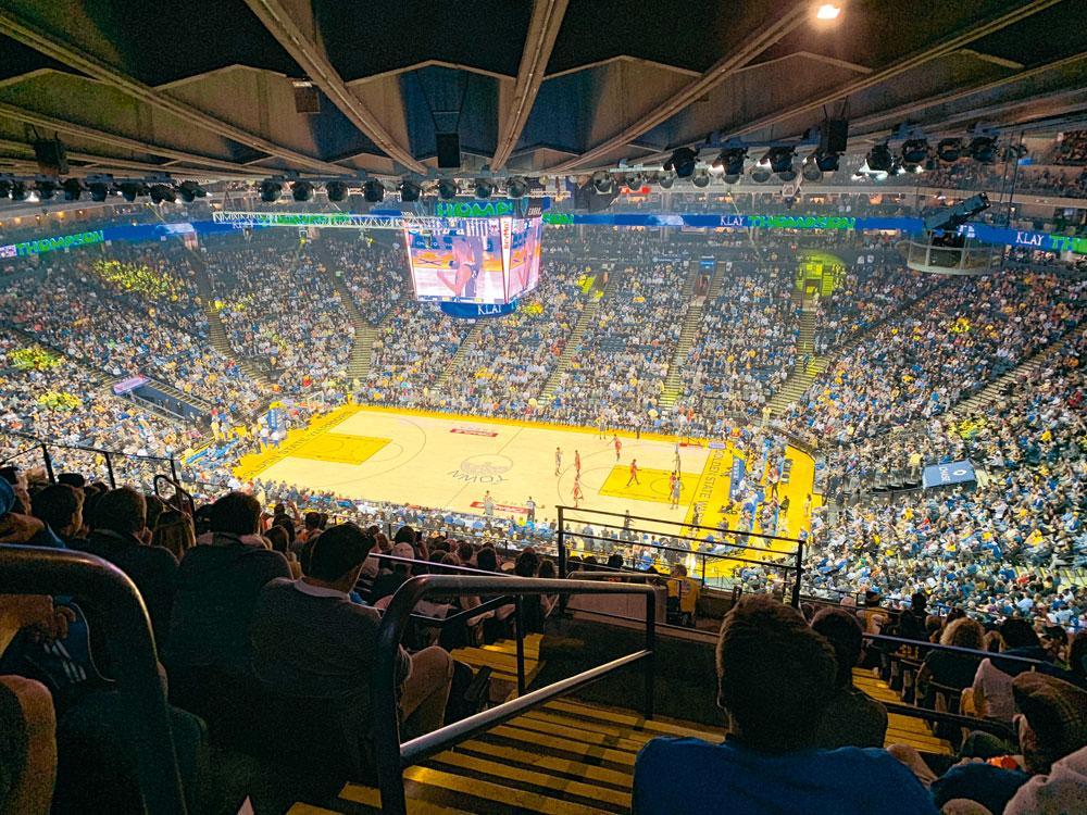 L'Oracle Arena affiche toujours complet : 44.000 personnes figurent sur la liste d'attente pour un abonnement aux Golden State Warriors.