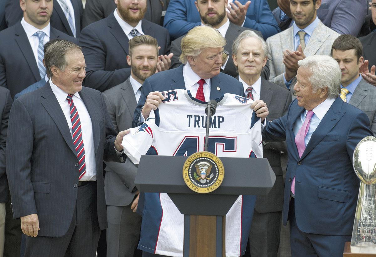 En 2017, Trump a reçu les New England Patriots, vainqueurs du Super Bowl, à la Maison Blanche. À gauche, le coach Bill Belichick, à droite, le propriétaire Robert Kraft.