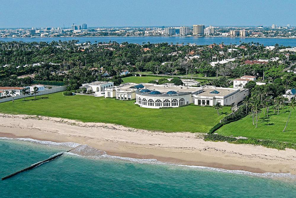 Comme toutes les grosses fortunes, l'oligarque russe possède quelques belles demeures. Comme l'ancienne résidence de Donald Trump en Floride.