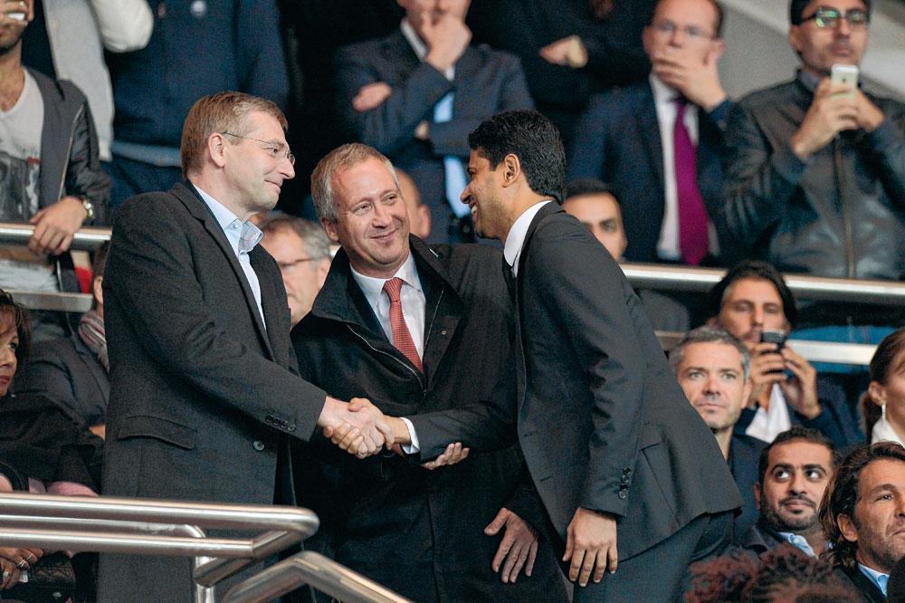 Dmitri Rybolovlev serra la main du président du PSG Nasser Al-Khelaifi.