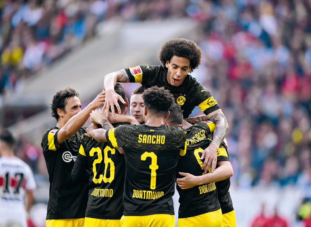 À Dortmund, Axel Witsel domine son petit monde de la tête et des épaules.