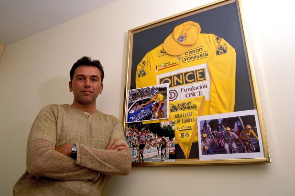 Johan Bruyneel avec ses souvenirs. Le maillot jaune qu'il a porté au Tour de France après une étape gagnée devant Indurain et les victoires avec Lance Armstrong quand il était dans la voiture de l'US Postal.