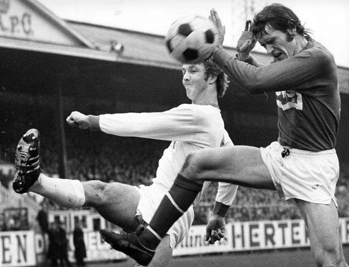 Louis van Gaal en action sous le maillot de l'Antwerp contre Waregem, en janvier 1974. Déjà tout jeune, le Néerlandais n'était pas du genre à se laisser marcher sur les pieds.