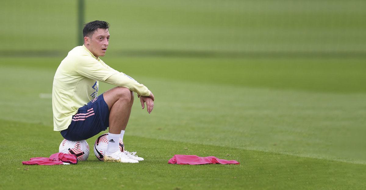 Mesut Özil en pleine méditation à l'entraînement.