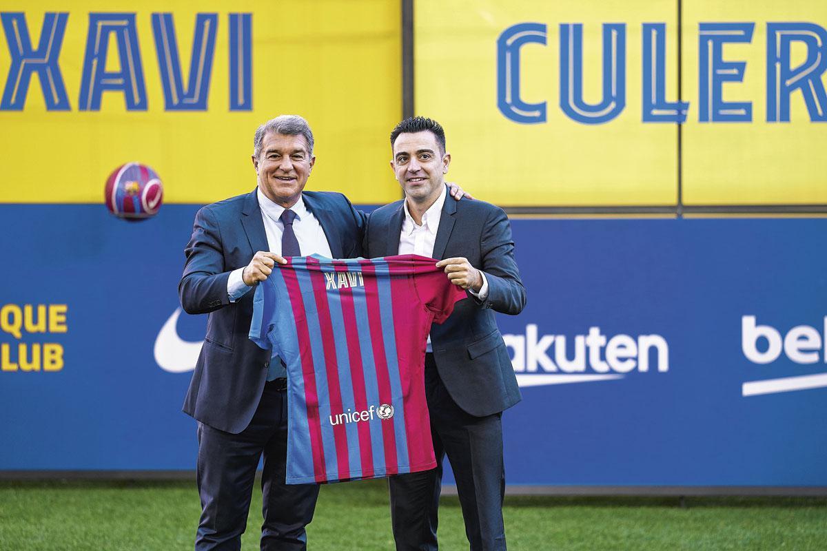 Xavi est présenté en grandes pompes au Camp Nou par le président du Barça Joan Laporta.