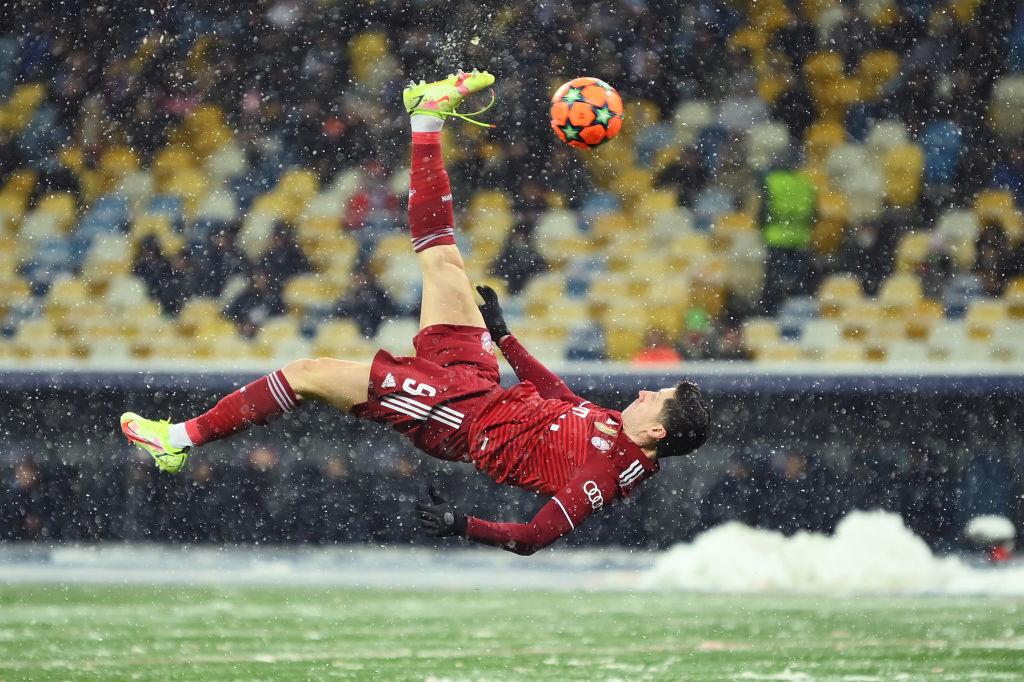 Robert Lewandowski marque non seulement mais beaucoup mais en plus de manière spectaculaire.