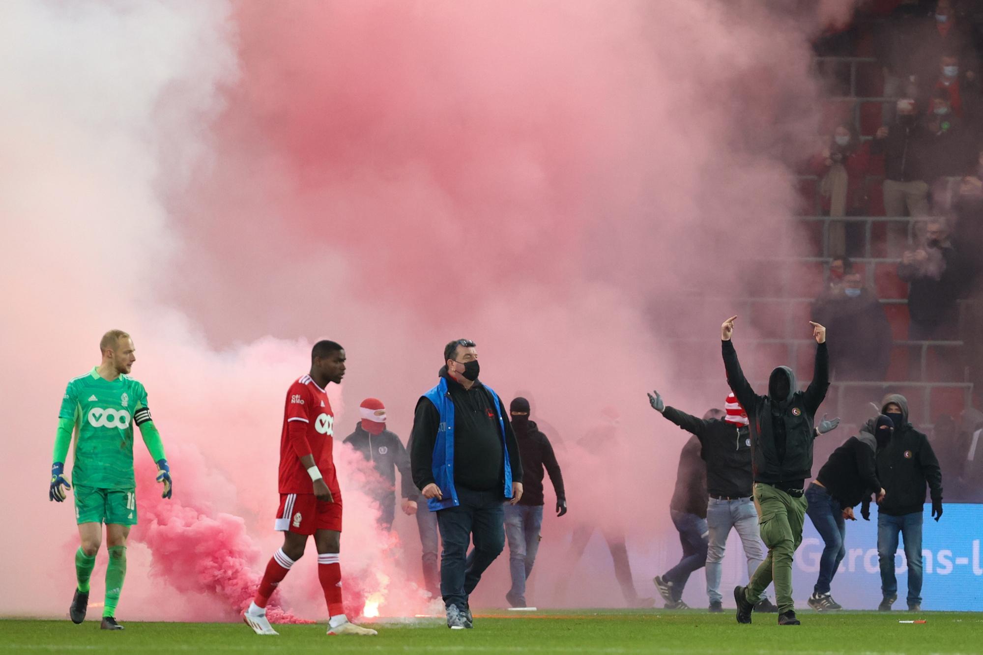 Standard-Charleroi, le derby wallon a dégénéré: 