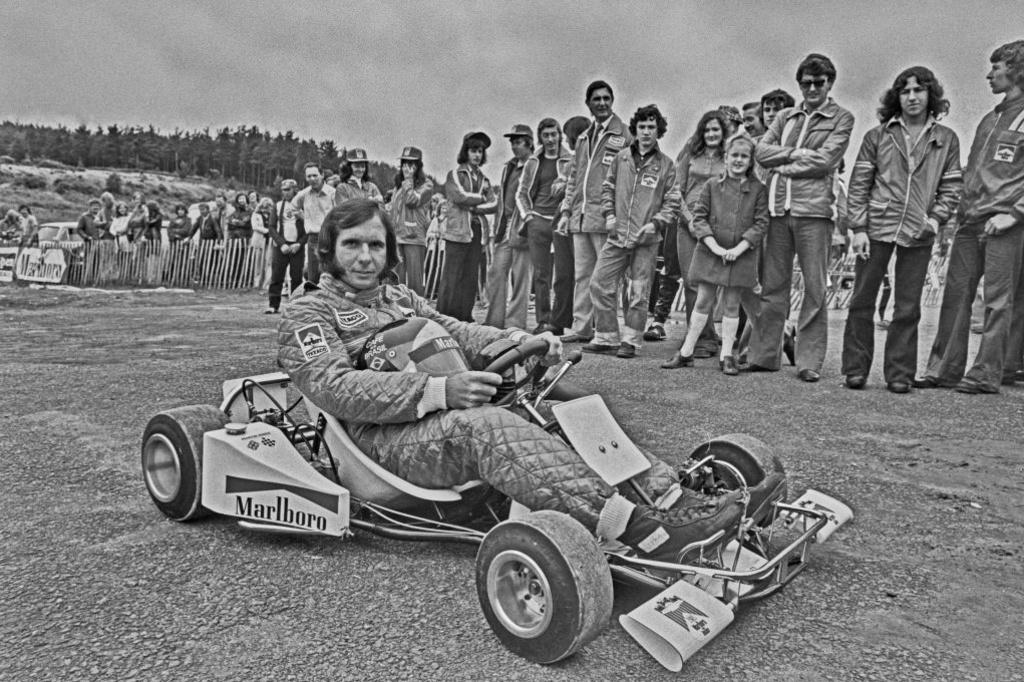 Emerson Fittipaldi , champion du monde en 1974, était à égalité de points avec son rival Clay Regazzoni avant le dernier Grand Prix. Il n'est évidemment pas imposé avec la voiture sur la photo.