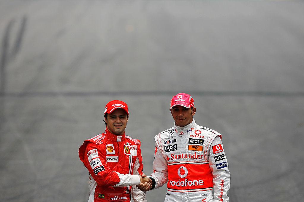 La dernière fois que deux coureurs étaient séparés que par un seul point à la fin de la saison, il faut remonter à 2008 et le titre de Lewis Hamilton. Le Britannique avait privé le Brésilien Massa de couronne mondiale sur ses terres d'Interlagos. Hamilton se remettait ainsi de la même désillusion douze mois plutôt face à Kimi Raikkonen.