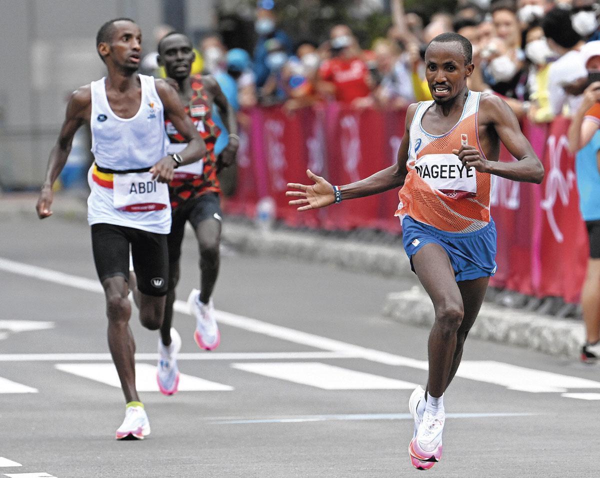 Les encouragements d'Abdi Nageeye envers Bashir Abdi ont fait le tour du monde via les réseaux sociaux.