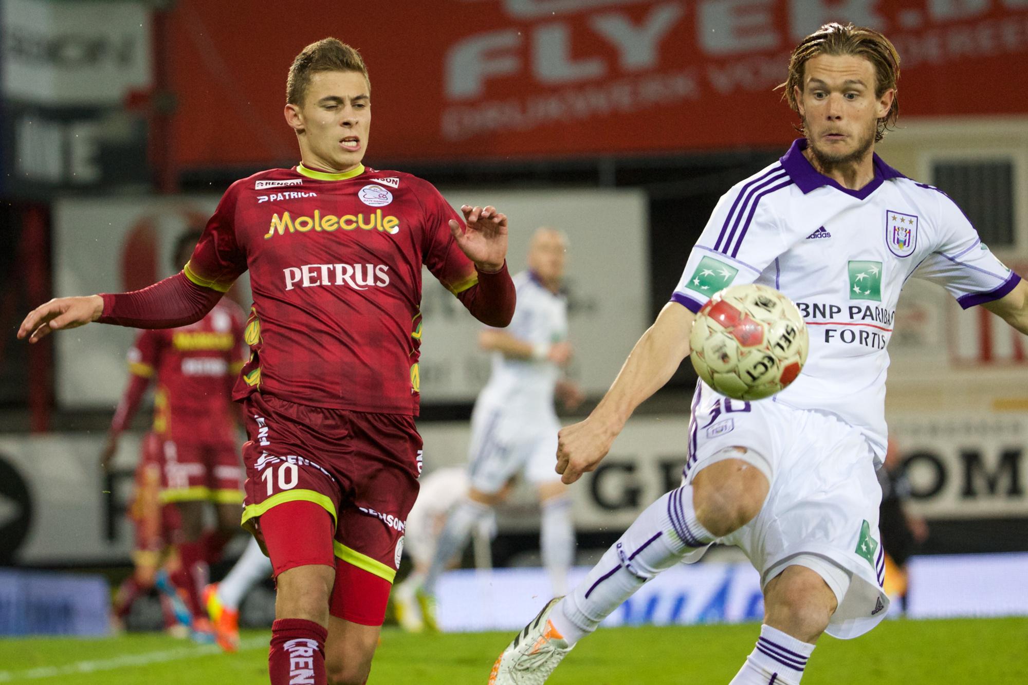 Thorgan Hazard est devenu Soulier d'Or au Gaverbeek et aura aidé Zulte Waregem à faire douter Anderlecht (ici Guillaume Gillet) jusqu'au bout dans la lutte pour le titre de champion de Belgique.