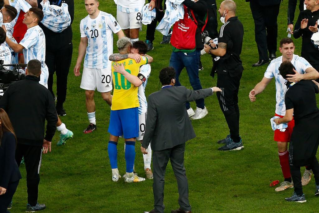L'accolade entre les deux anciens du Barça Neymar et Messi au terme de la finale de la Copa América fut l'une des images fortes du tournoi.