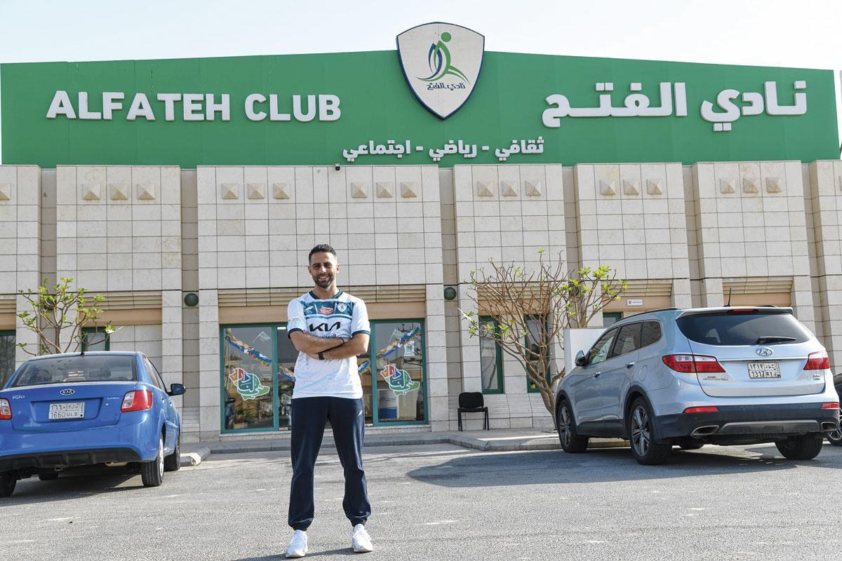 Coach Ferrera devant le centre d'entraînement ultra-moderne d'Al-Fateh.
