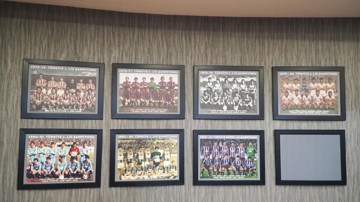 En bas à droite, un cadre vide n'attend que la photo d'une nouvelle équipe de Trabzon championne.