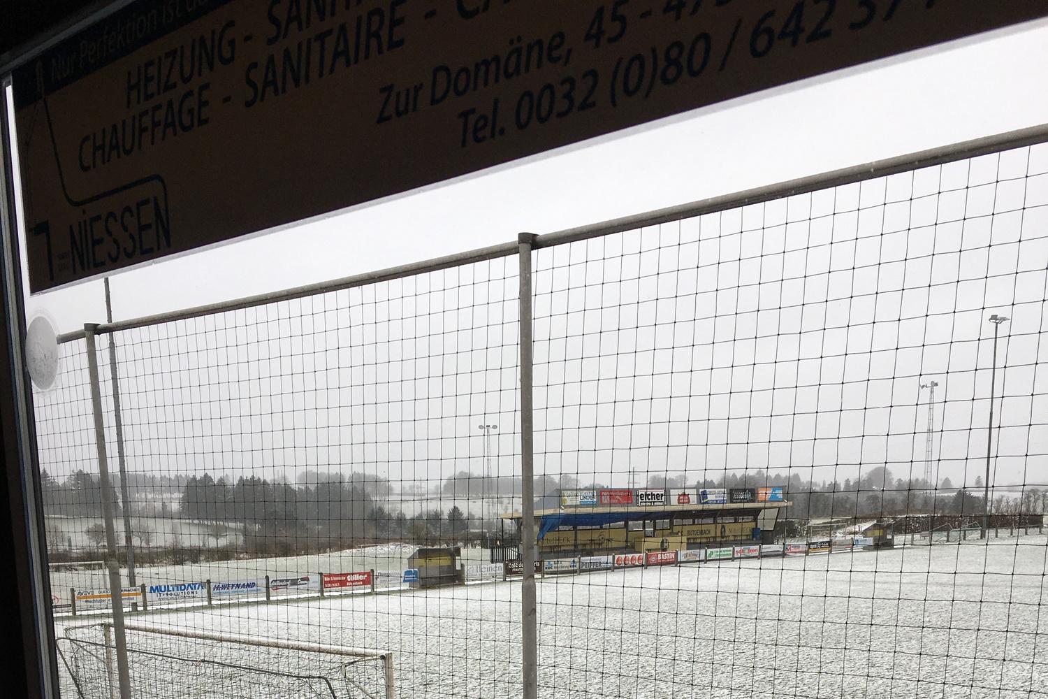 Dans les cantons de l'est, les terrains de football sont souvent enneigés pendant la période hivernale avec des reports de matches inévitables.