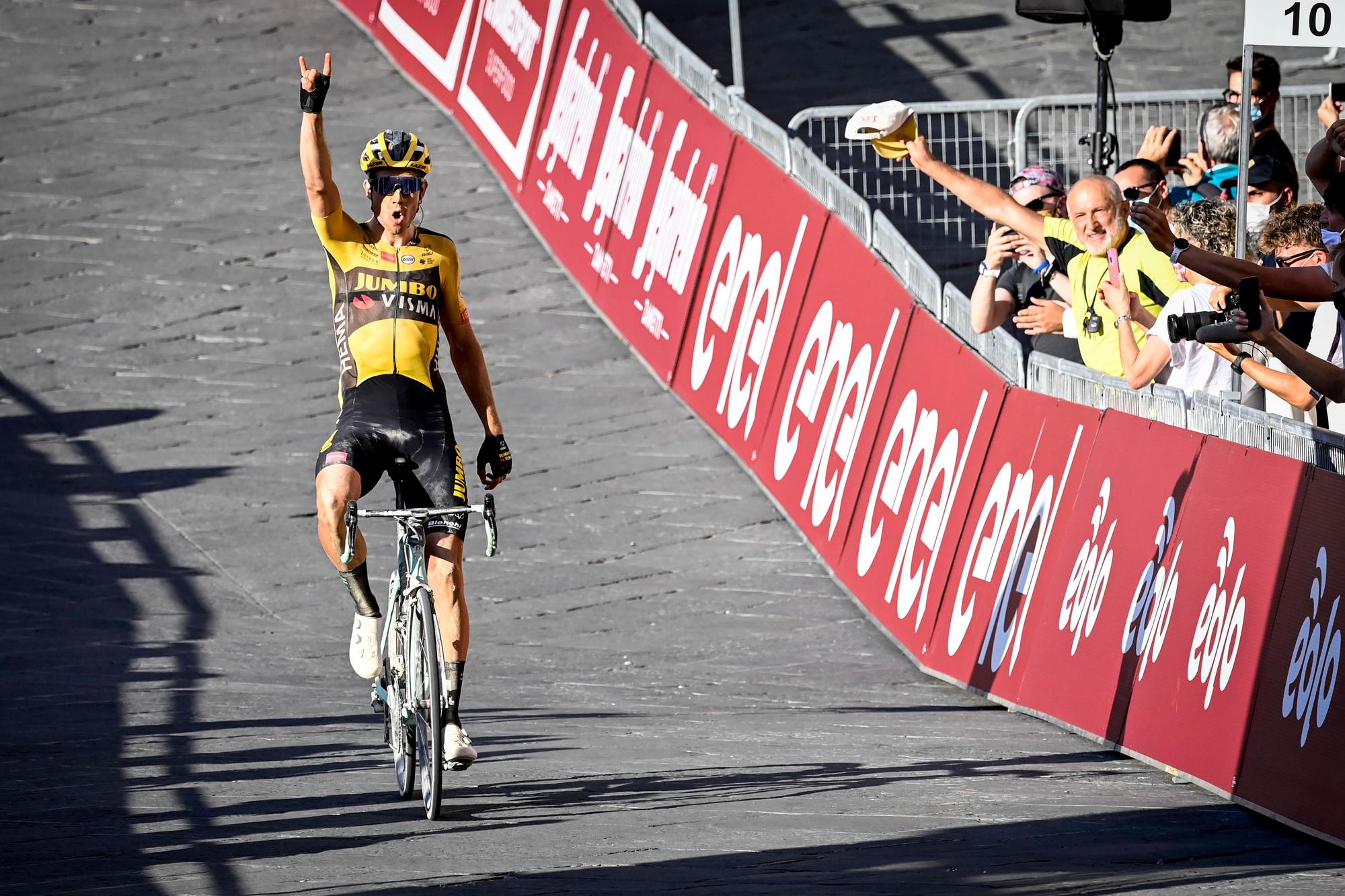 En août 2020, après l'interruption pandémique, Wout Van Aert marque son retour au plus haut niveau après sa grave chute lors du Tour de France 2019. Il remportera Milan-San Remo au sprint contre Julian Alaphilippe une semaine plus tard.