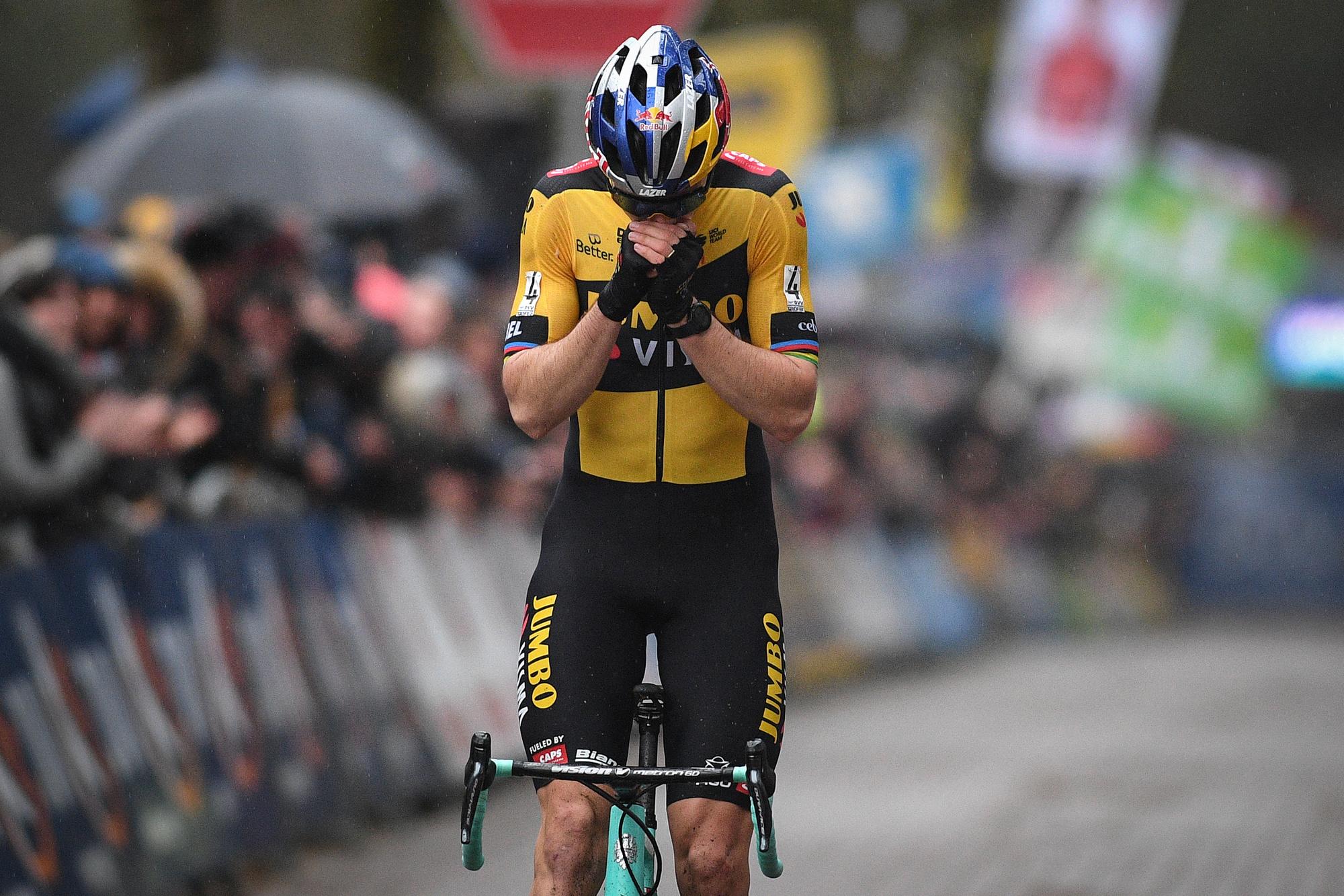 A Lille en 2020, Wout Van Aert renoue avec la victoire après sa grave blessure encourue lors d'une chute sur le contre-la-montre de Pau au dernier Tour de France. Le citoyen d'Herentals était forcément ému au moment de couper la ligne.