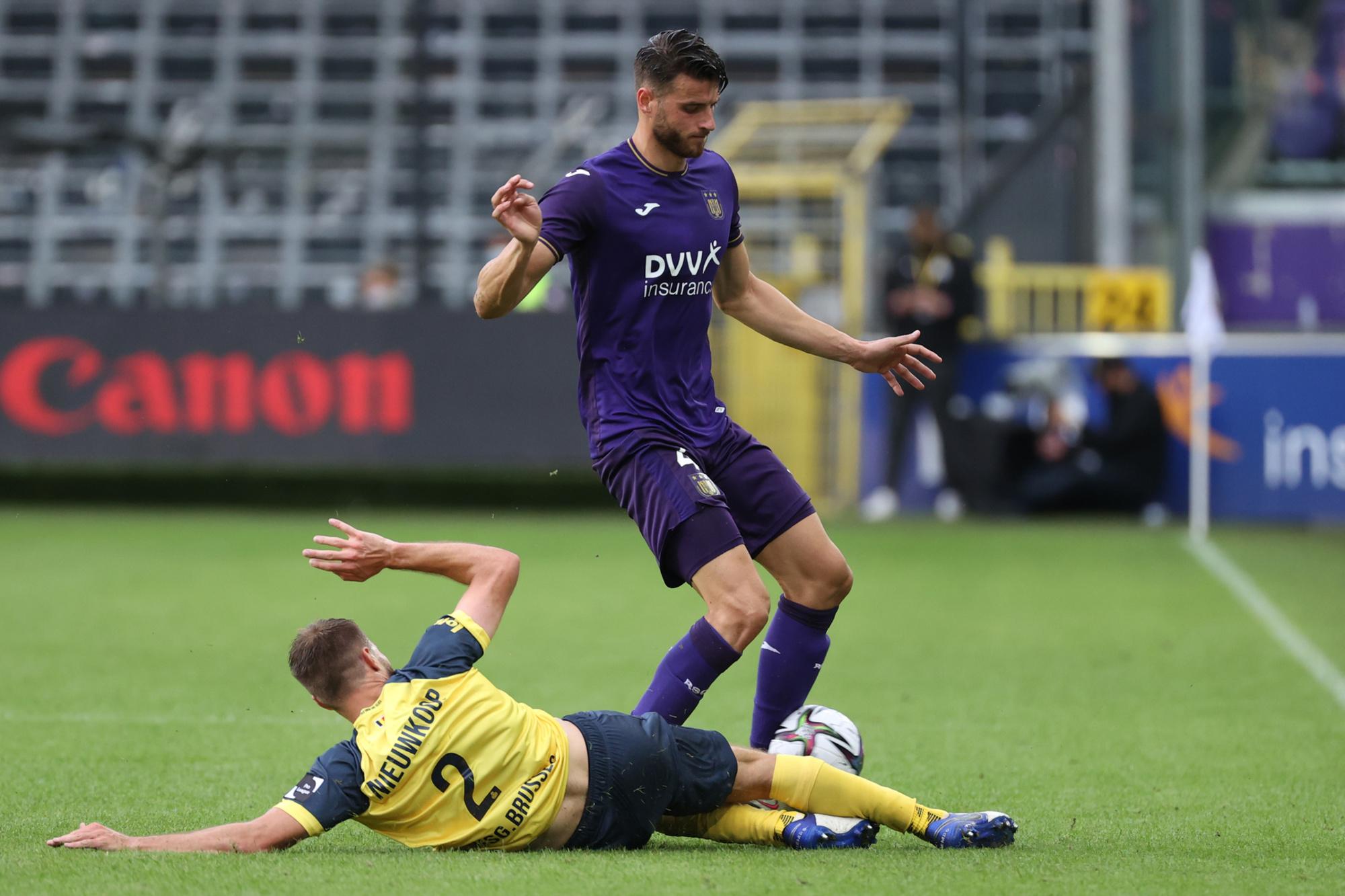 Duel néerlandais en vue dimanche entre Nieuwkoop et Hoedt qui devrait jouer suite au refus d'Anderlecht d'accepter la proposition de sanction pour la carte de son défenseur contre le Cercle. Mais ce sera surtout le retour du derby bruxellois en championnat au Parc Duden pour la première fois depuis près de 50 ans.