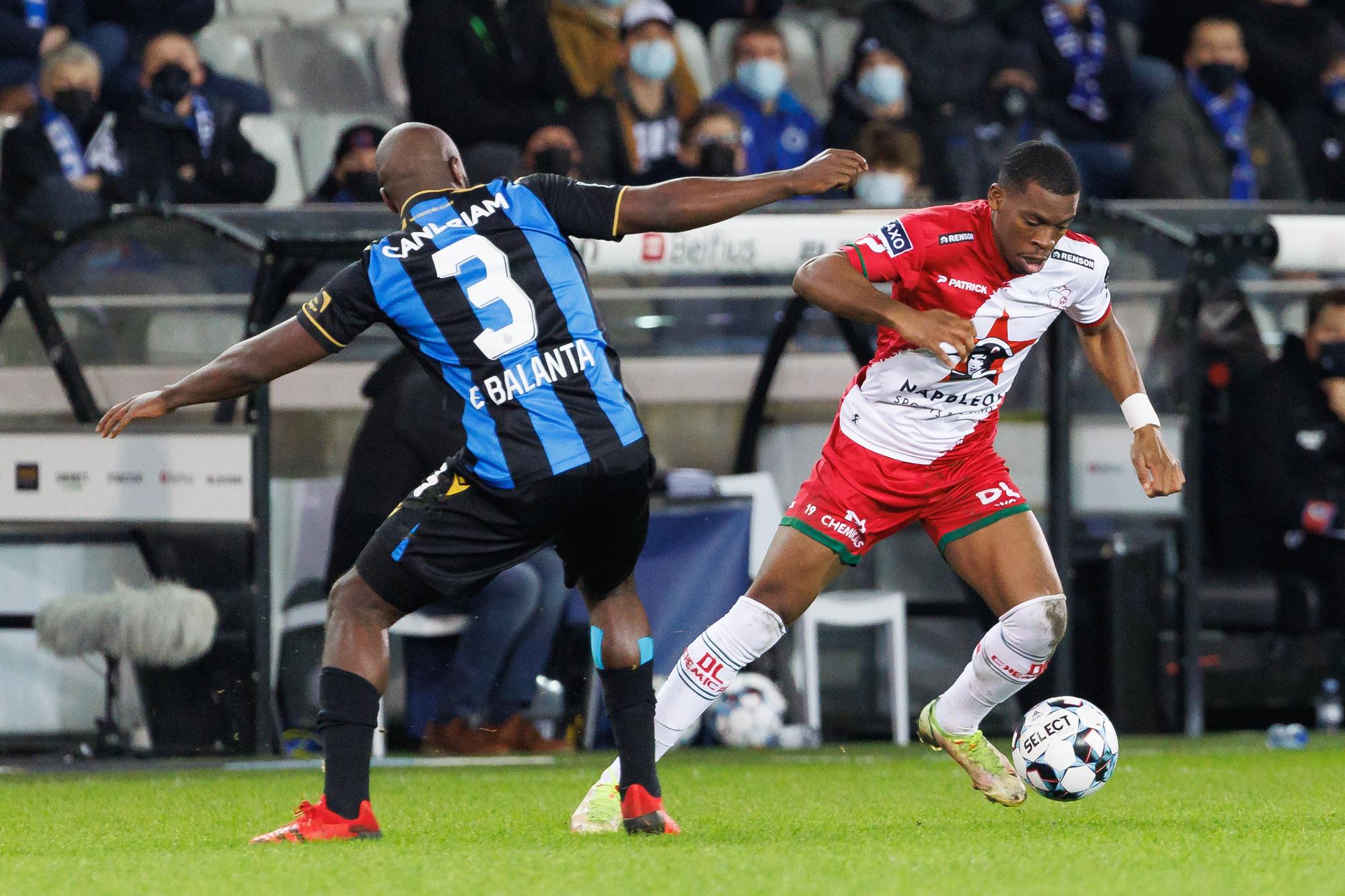 Derreck Kutesa en duel face à Eder Balanta, le Colombien est arrivé au FC Bruges en provenance du FC Bâle.
