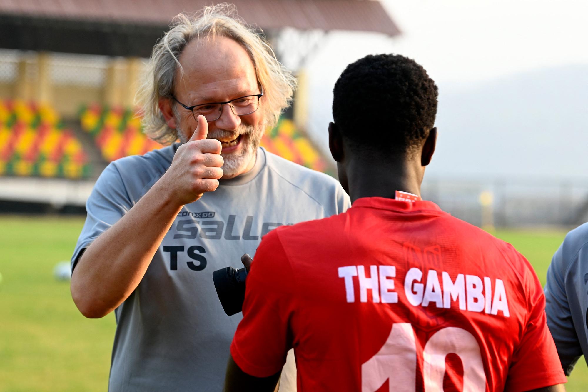 Après avoir commencé avec un contrat de 9 mois, Tom Saintfiet est désormais lié jusqu'en 2026 avec la Fédération gambienne.