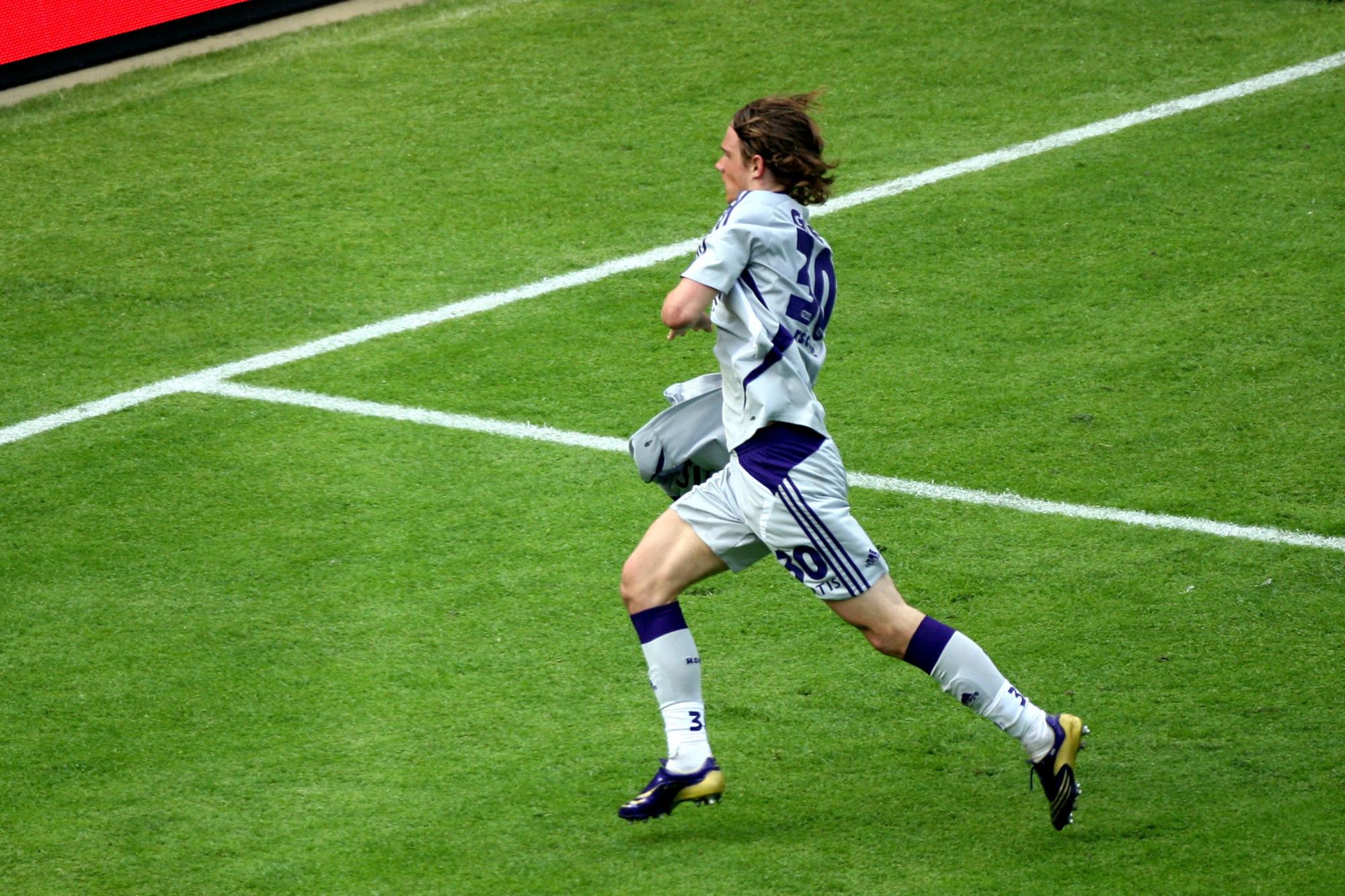 En janvier 2008, Guillaume Gillet débarque à Anderlecht et offre le but de la victoire en finale de la Coupe de Belgique. Viendront ensuite de nombreuses saisons où il sera un pilier du club bruxellois.