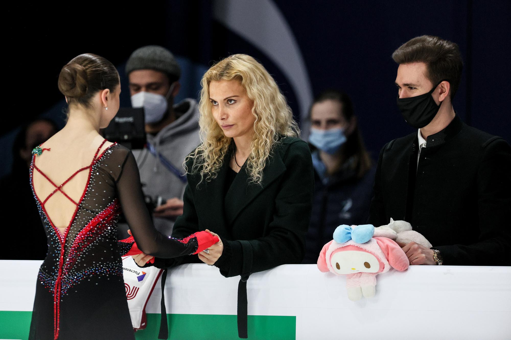 Kamila Valieva en compagnie de sa coach Eteri Tutberidze, éleveuse de championnes et de champions dans le patinage artistique russe.