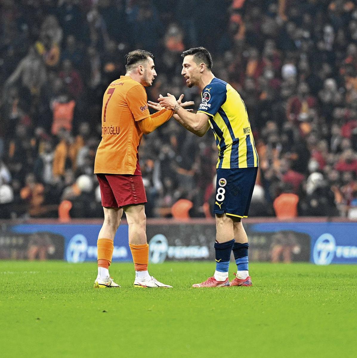 Prise de bec entre Kerem Aktürkoglu et Mert Hakan Yandas lors d'un toujours bouillant Galatasaray - Fenerbahçe.