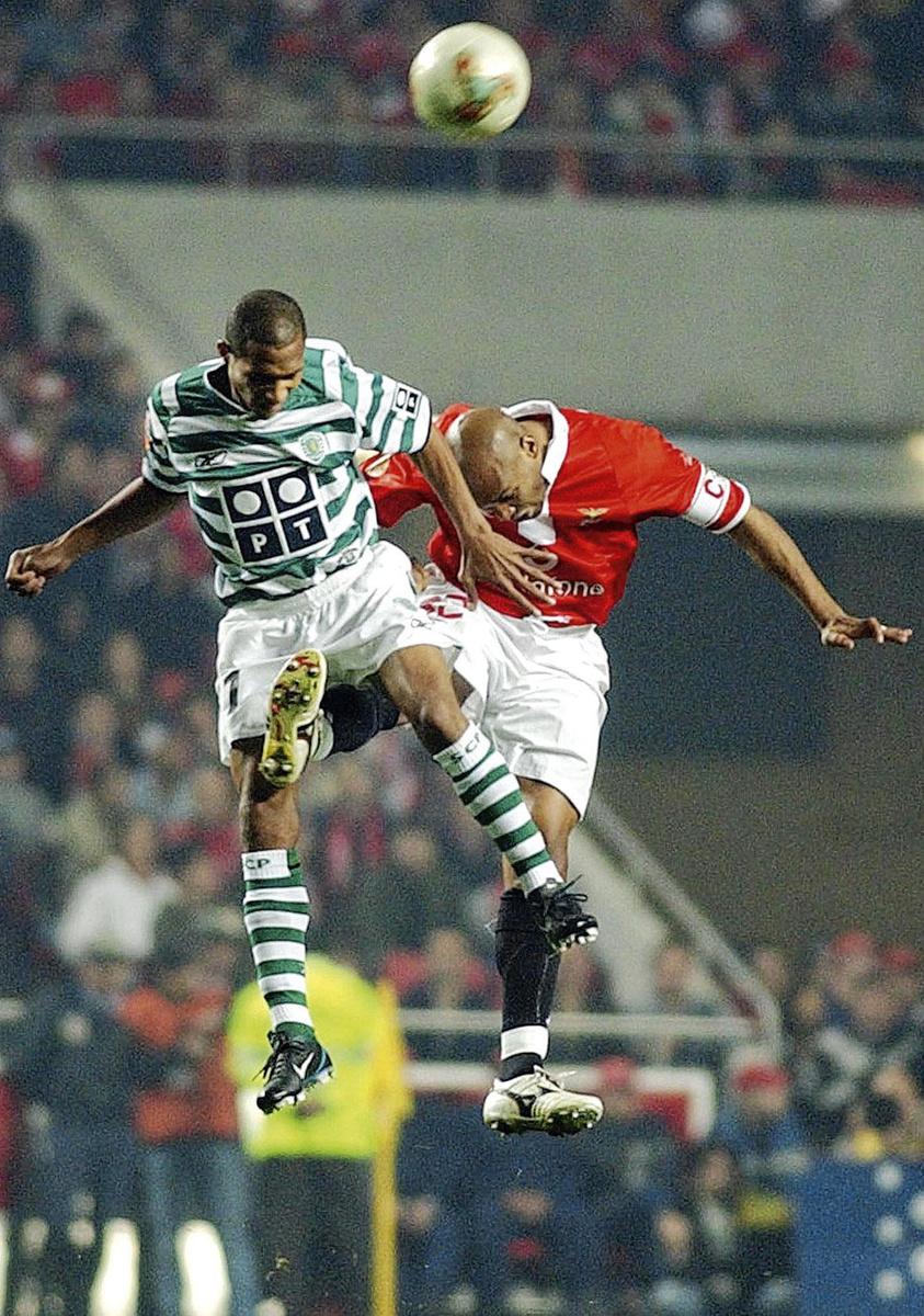 Benfica - Sporting est toujours garantie de confrontations musclées. Ici, Liédson et Hélder en plein duel aérien en 2004.