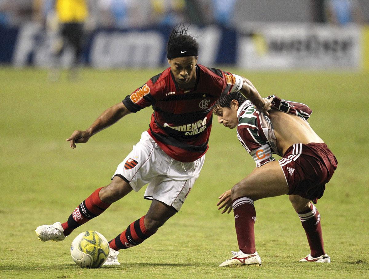 Ronaldinho offre un apercu de son talent à Darío Conca lors du match Flamengo - Fluminense du 13 mars 2011.