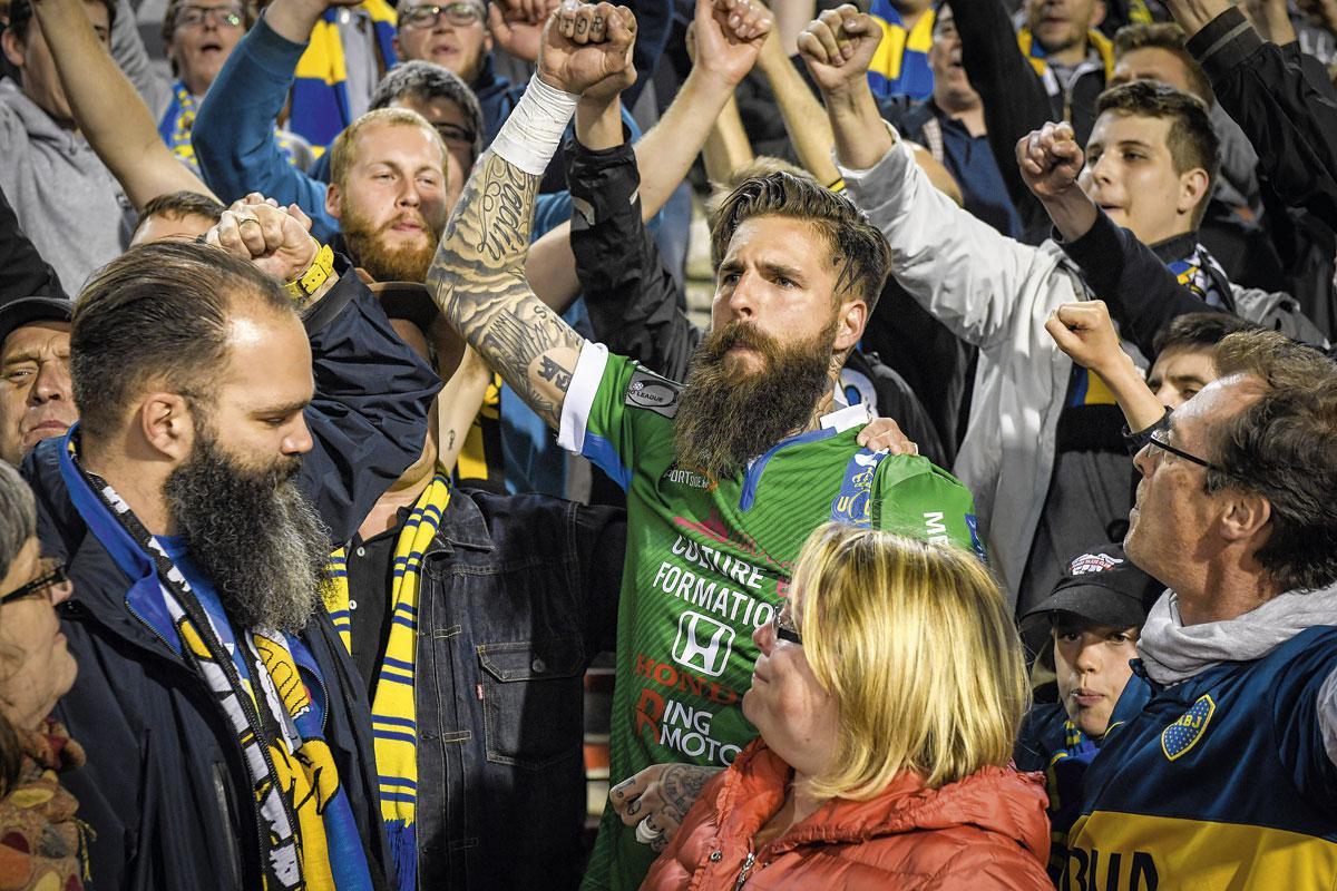 Anthony Sadin, gardien unioniste pendant près de dix ans, en pleine communion avec les supporters.