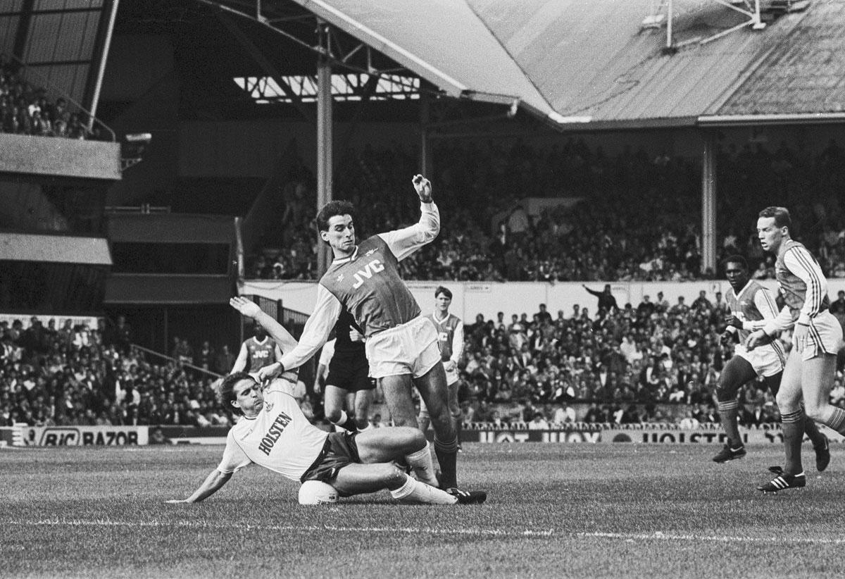 Alan Smith d'Arsenal est taclé sans ménagement par Gary Mabbutt de Tottenham lors d'un North London Derby.