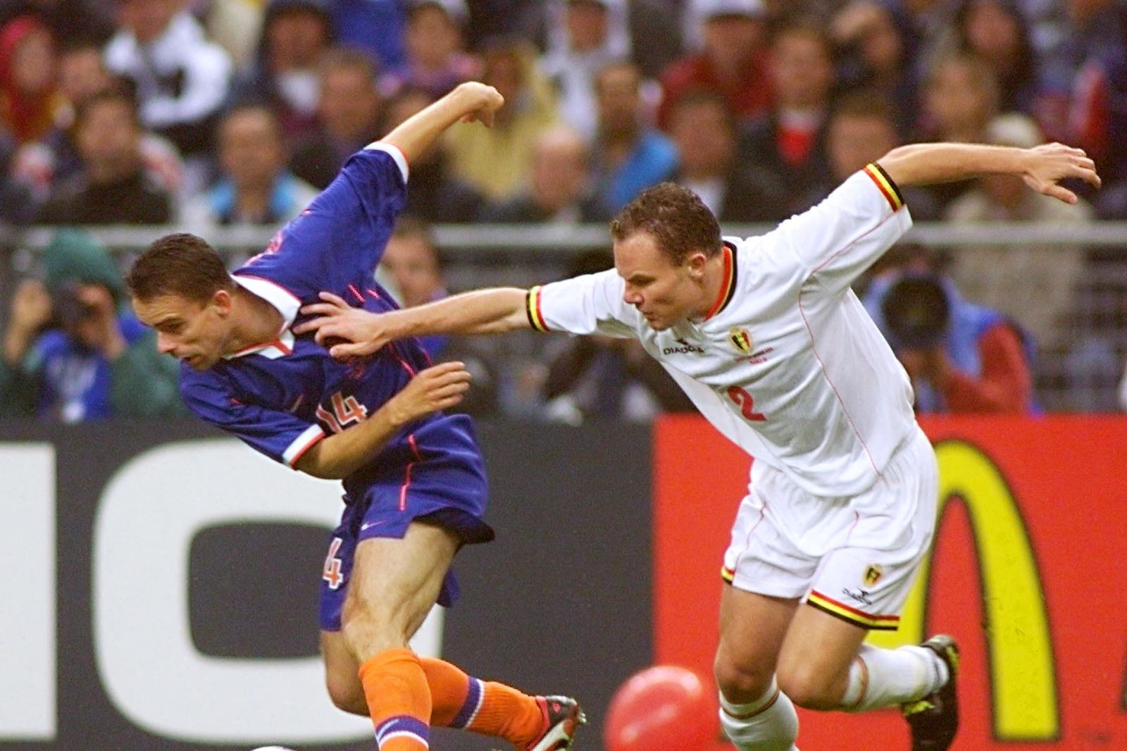 Au stade de France, en juin 1998, Marc Overmars en fait voir de toutes les couleurs à Bertrand Crasson pendant une demi-heure. Le Berre perd à ce moment là sa place de titulaire à l'arrière droit de notre équipe nationale.