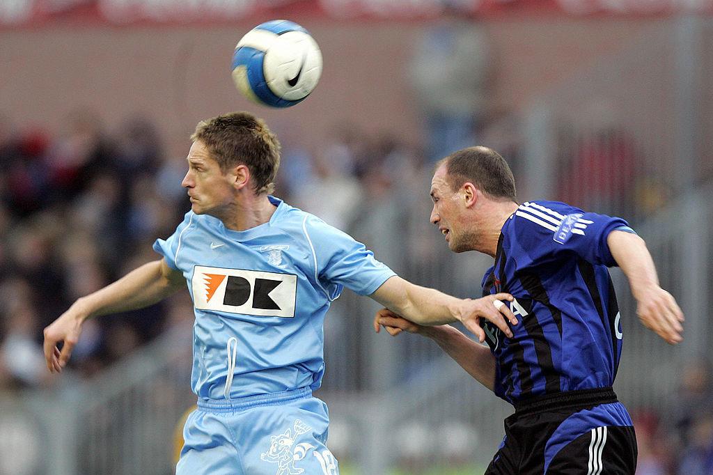 Dominic Foley ici en duel avec Philippe Clement lors d'un match contre le FC Bruges lorsqu'il portait les couleurs gantoises.