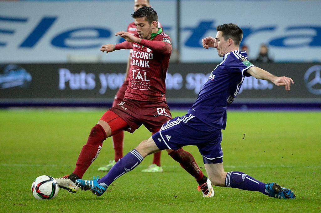 Aleksandar Trajkovski a bousculé Anderlecht (ici Sacha Kljestan) pour le titre lors de la saison 2012-13, mais c'était principalement en assistant aux rencontres depuis le banc.