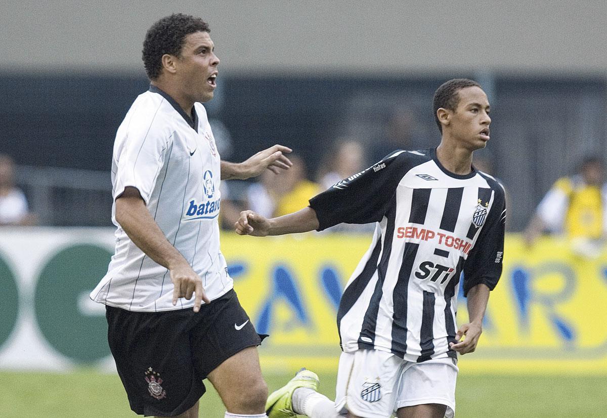 Les excès de vacances et les écarts de la vie parisienne l'ont fait oublier, mais le jeune Neymar était un gamin frêle aux dribbles insaisissables. En 2009, à 17 ans à peine, il portait déjà le maillot de Santos et tourmentait le légendaire Ronaldo, alors en bout de course aux Corinthians.