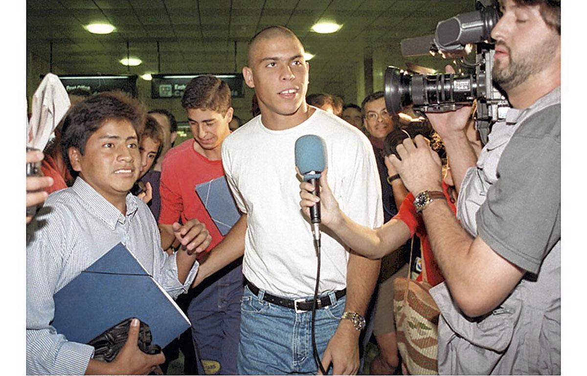Assailli de journalistes lors de son arrivée à Barcelone, en août 1996, le jeune attaquant brésilien du PSV est déjà O Fenomeno. Ronaldo Luís Nazário de Lima bouclera une carrière pourrie par les blessures avec entre autres deux titres de champion du monde, une Coupe de l'UEFA, deux Ligas et une Coupe du Roi. Avec des passements de jambes ensorcelés qui auraient dû en faire l'un des plus grands joueurs de l'histoire.