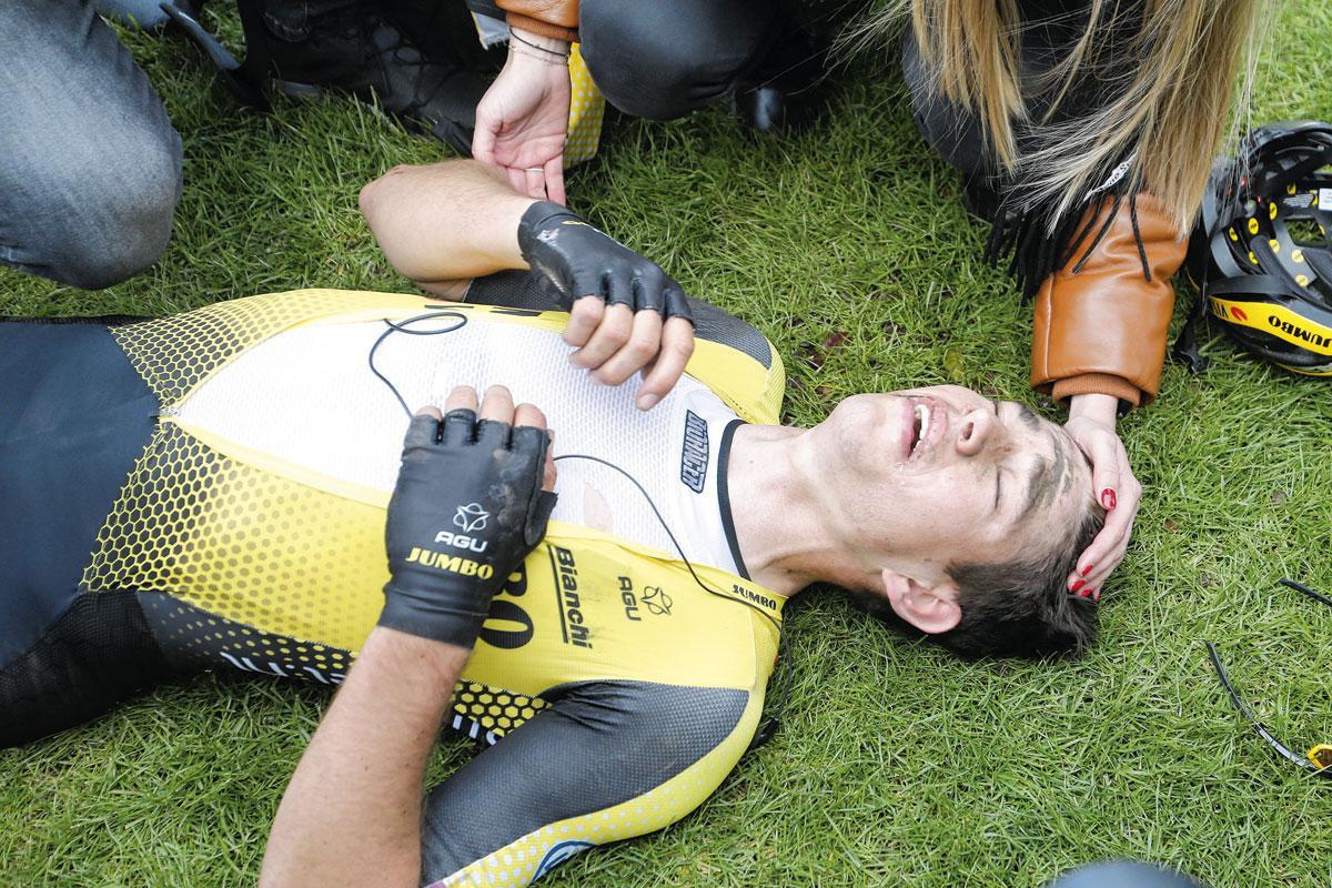 Wout van Aert exténué après avoir franchi la ligne d'arrivée du vélodrome de Roubaix en 2019.