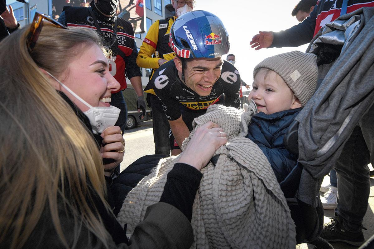 Avec sa femme Sarah et son fiston Georges après sa victoire au Circuit Het Nieuwsblad.
