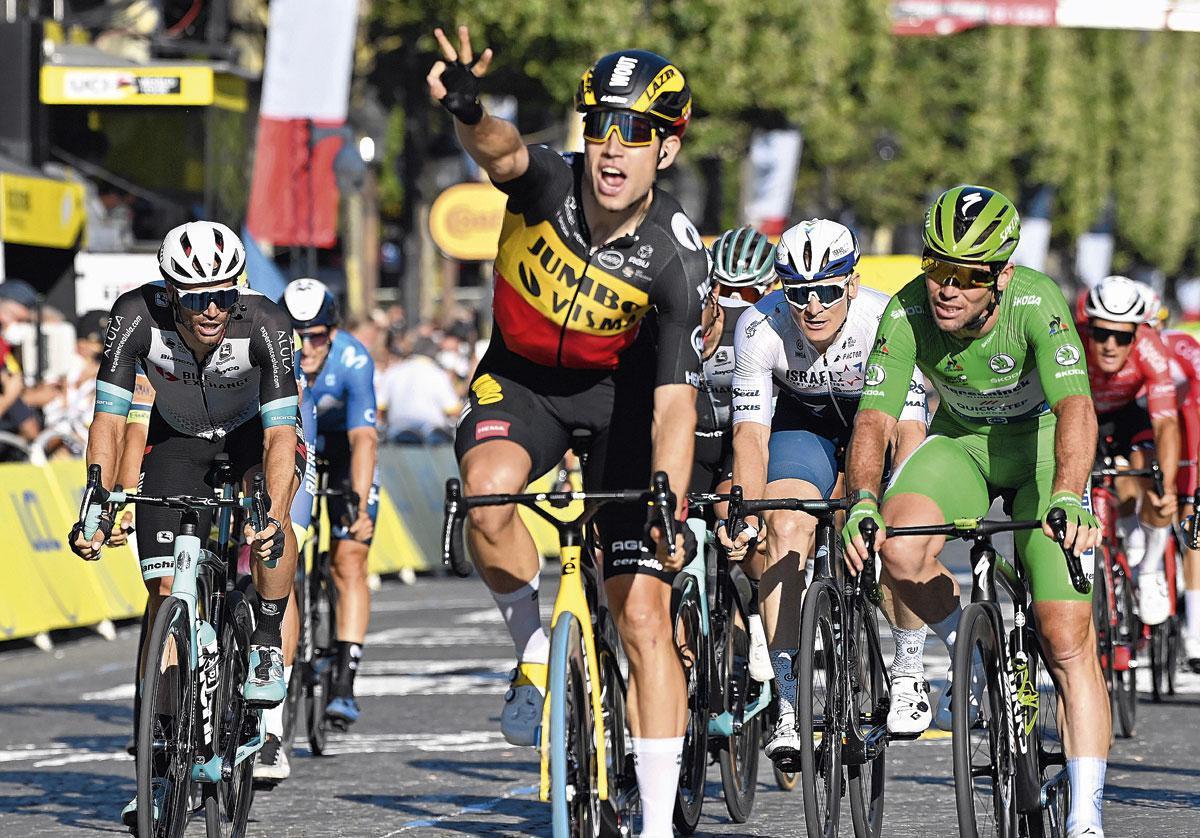 Wout van Aert remporte le sprint des Champs Élysées pour s'offrir une incroyable passe de trois sur le Tour de France 2021.
