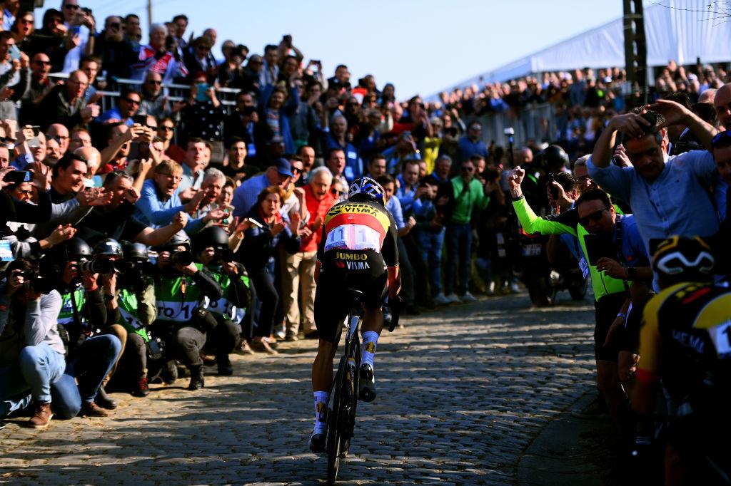 On risque de devoir attendre un an avant de revoir Wout Van Aert sur des pavés (du moins ceux des classiques flandriennes).