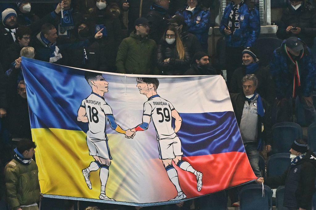 Un drapeau symbolisant l'amitié entre l'Ukrainien Malinovskyi et le Russe Miranchuk a été déployé dans les tribunes du stade de Bergame.